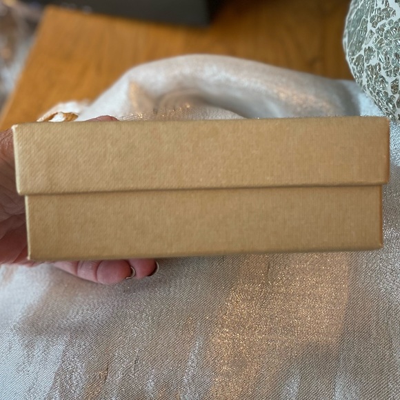 BURBERRY Golden Embossed Gift Box(Empty)5.5”x4.5”x 2”deep🎁Excellent Condition🔥 - Picture 7 of 7